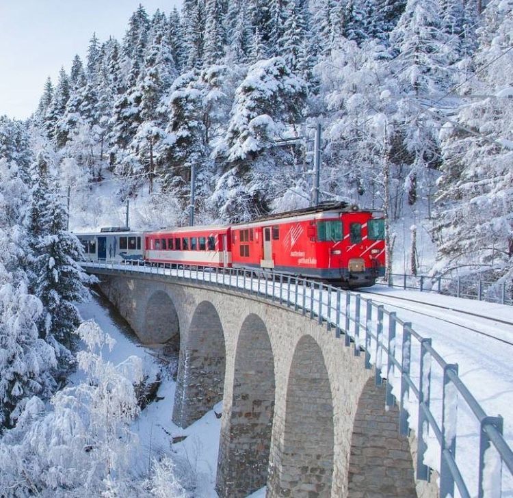 Train traversant les montagnes
