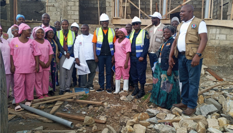 Photo de famille sur le chantier du bloc maternité