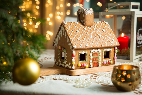 Maison en pain d’épices aux côtés de décoration de Noël