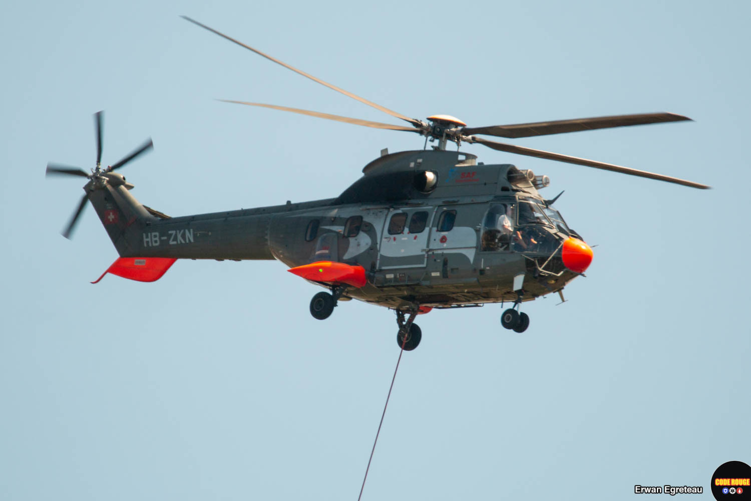 Un hélicoptère survole la zone de l'incendie