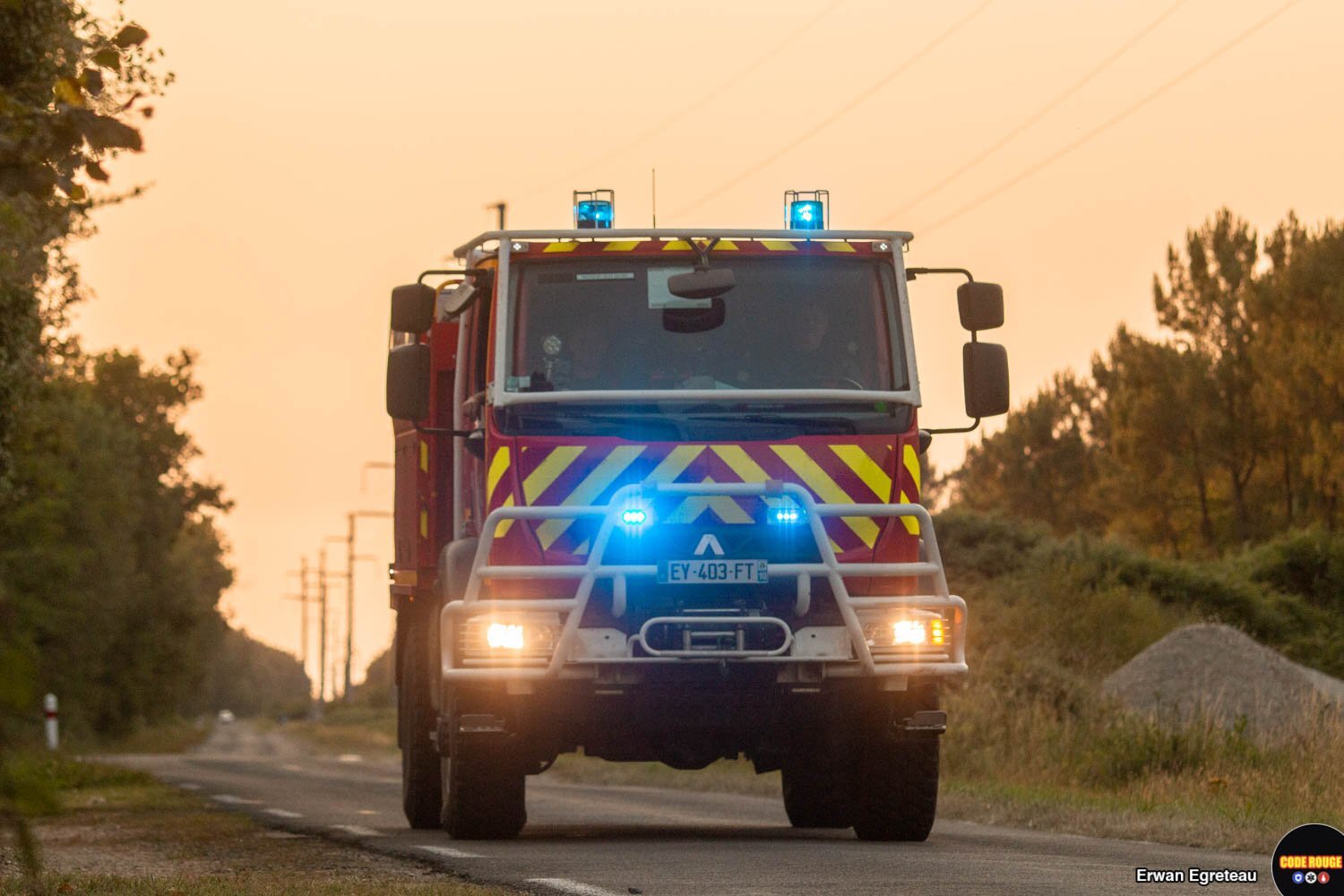 Un camion des sapeurs-pompiers roule sur une route