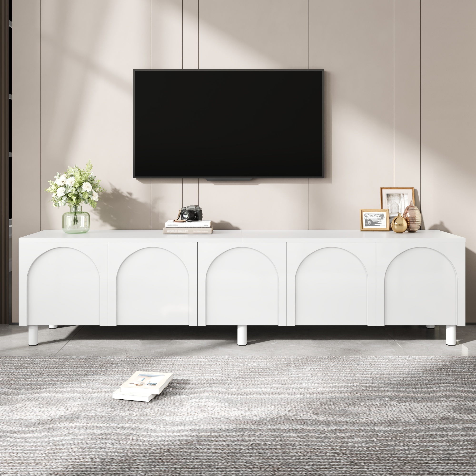 Meuble TV blanc 180 cm avec façades décorées de motifs arqués