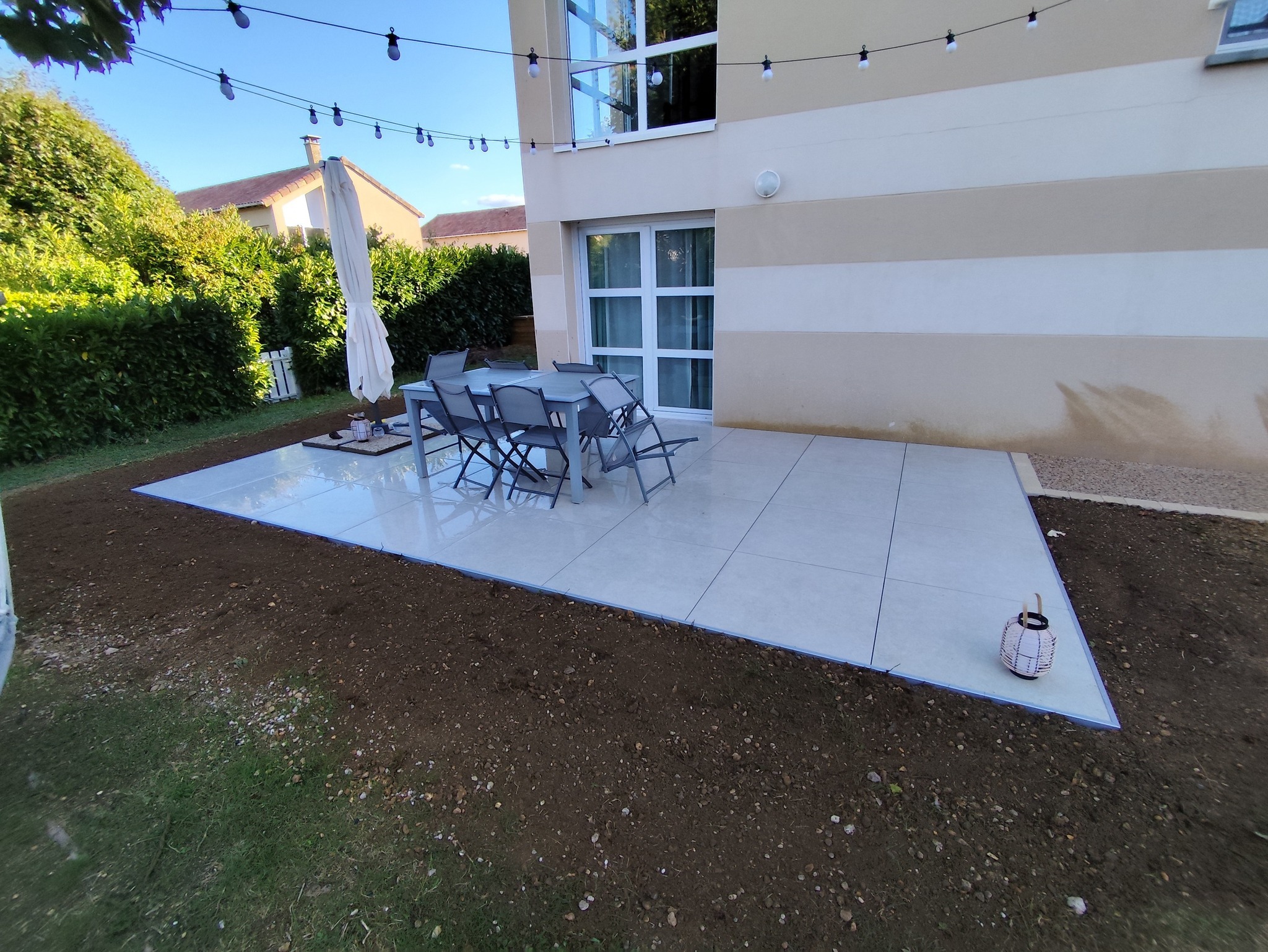 Pose de dallage 80x80 sur lambourdes aluminium - Après