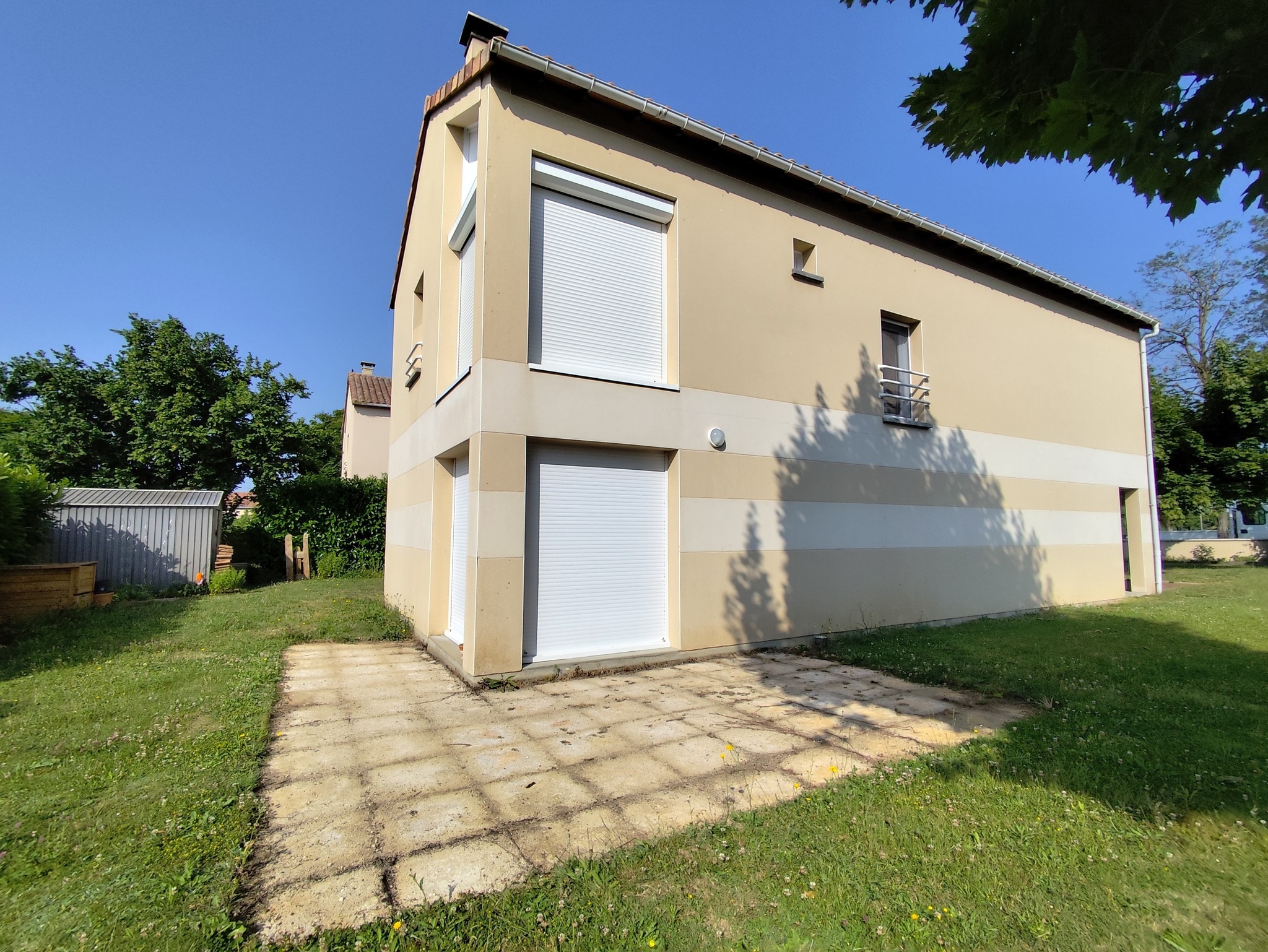 Pose de dallage 80x80 sur lambourdes aluminium - Avant