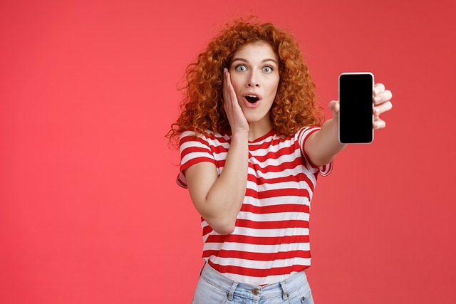 Femme portant t-shirt à rayures avec smartphone