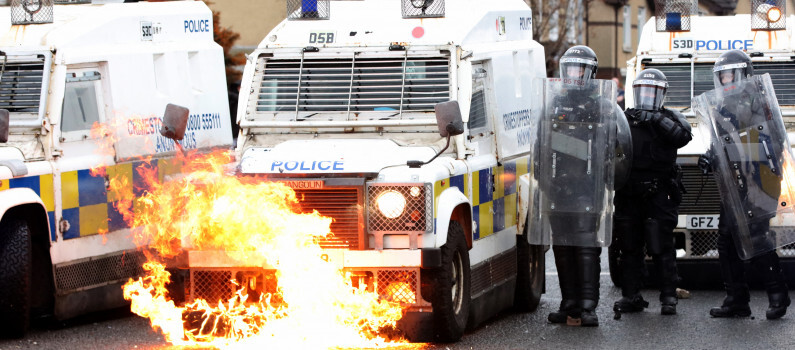 Un fourgon de police en feu