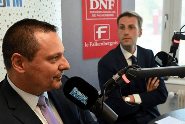 Le député nationaliste Matthieu Schneider (PN) à la radio avec le Ministre des affaires étrangères Antoine Kessler (LB)