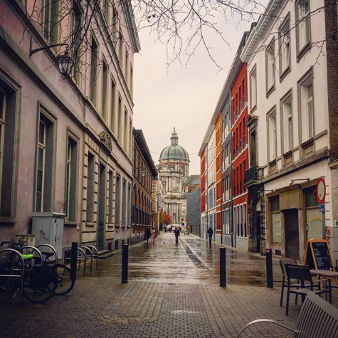 Rue de Namur avec vue sur la Cathédrale Saint Aubin 