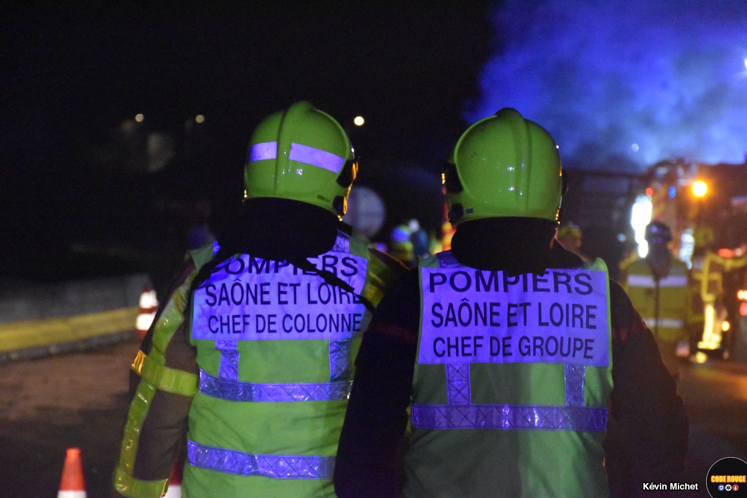 Deux sapeurs-pompiers face au lieu de l'accident