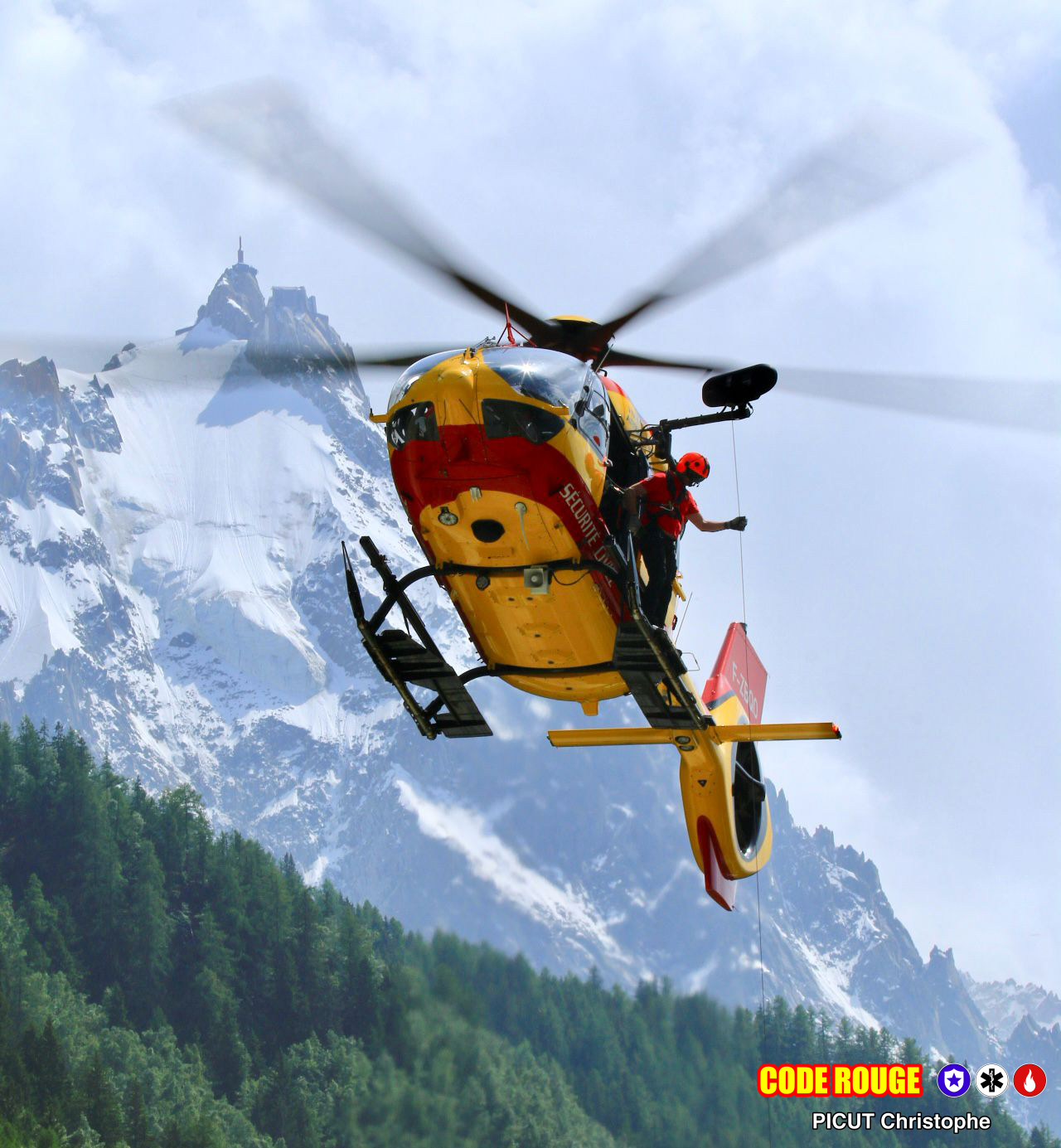 Un hélicoptère de la Sécurité Civile en vol lors d'une démonstration