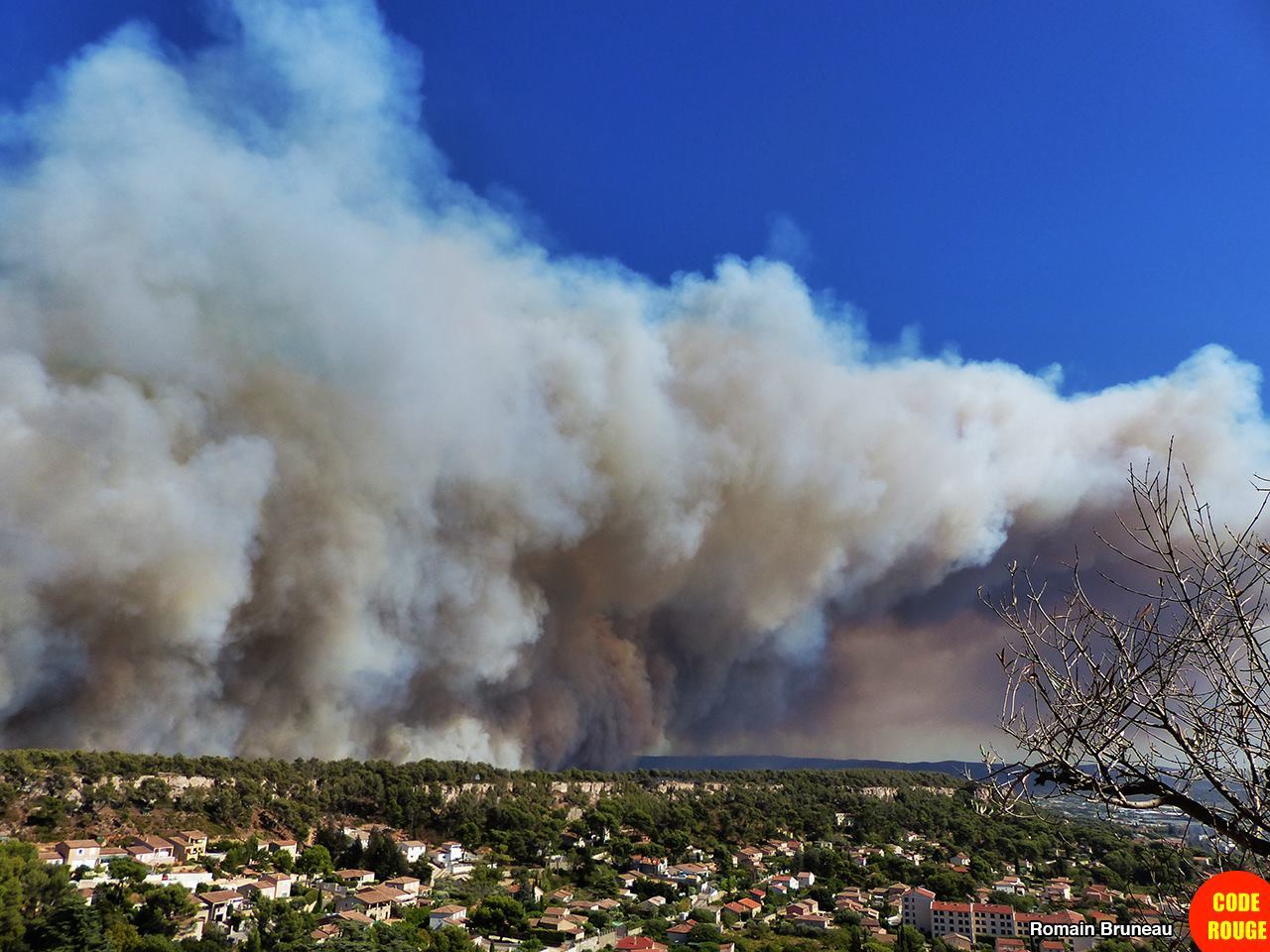 Le plateau de Rognac et de Vitrolles sous un épais nuage de fumée noire