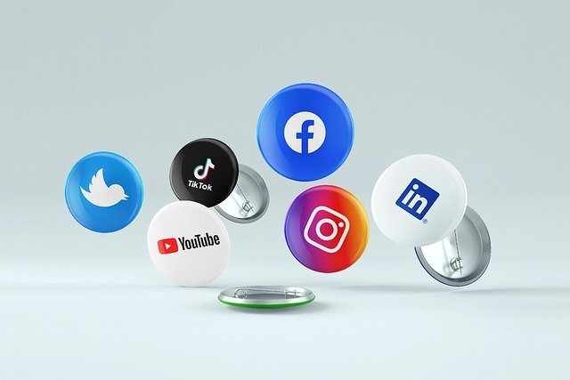 Des pins avec les logos des réseaux sociaux Facebook, Twitter et Instagram