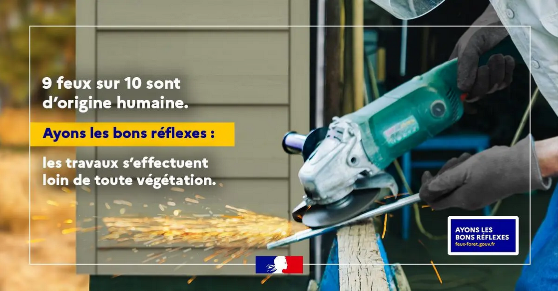 Une ponceuse électrique projette des étincelles