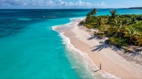 Plage de sable bordée par la mer