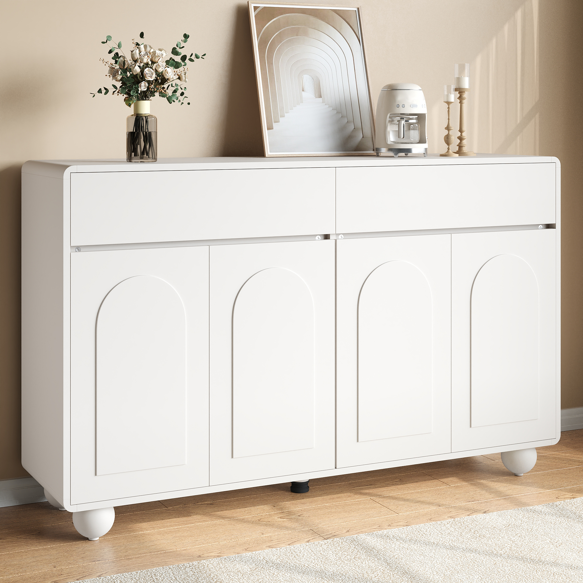 Buffet blanc avec quatre portes à motif arqué et angles arrondis