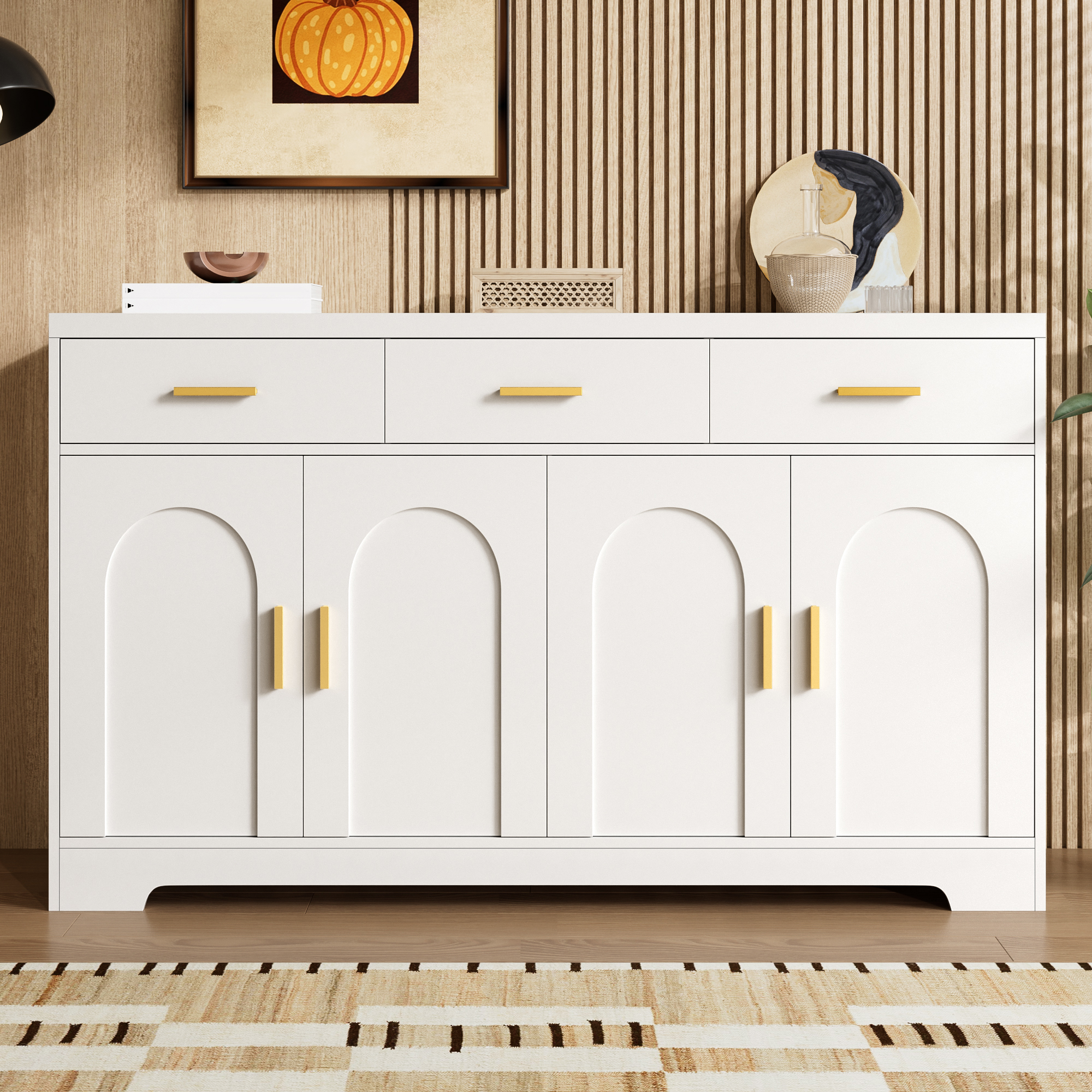 Buffet blanc avec façades à relief arqué et poignées dorées