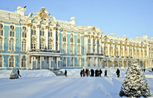 Le palais d'hiver couvert de neige