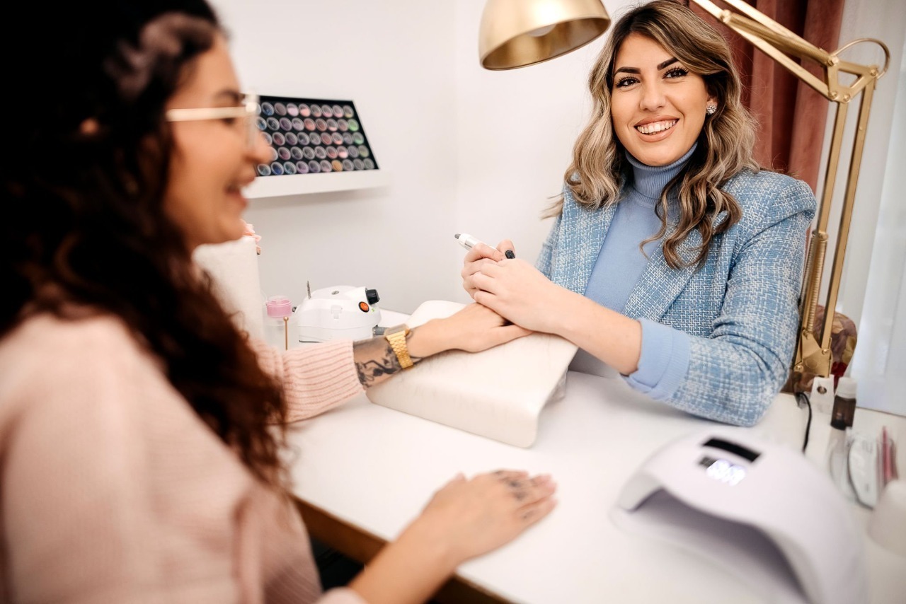 Métier flexible beauté - Travail à domicile ou salon - Prothésiste ongulaire microblading indépendante - Reconversion professionnelle