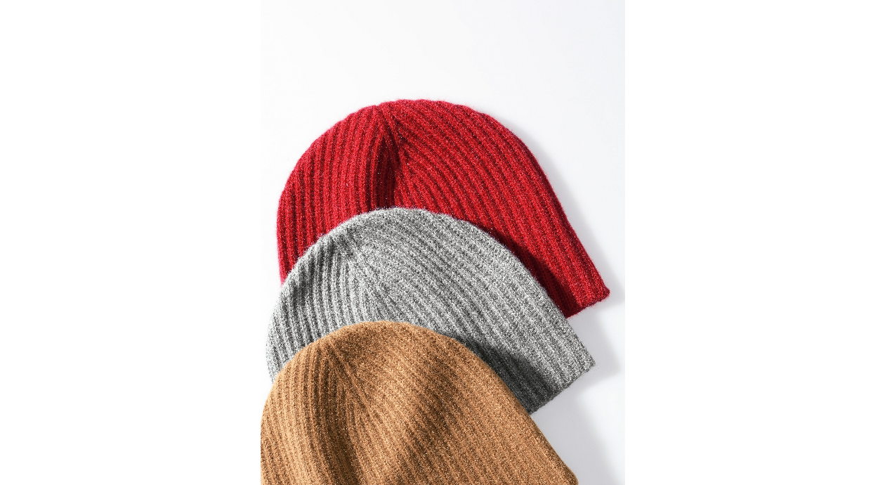 Bonnets rouge, gris et beige alignés