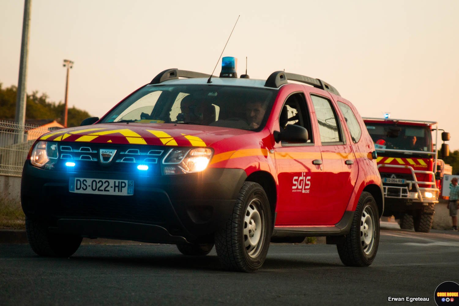 Plusieurs véhicules de sapeurs-pompiers circulent sur une route