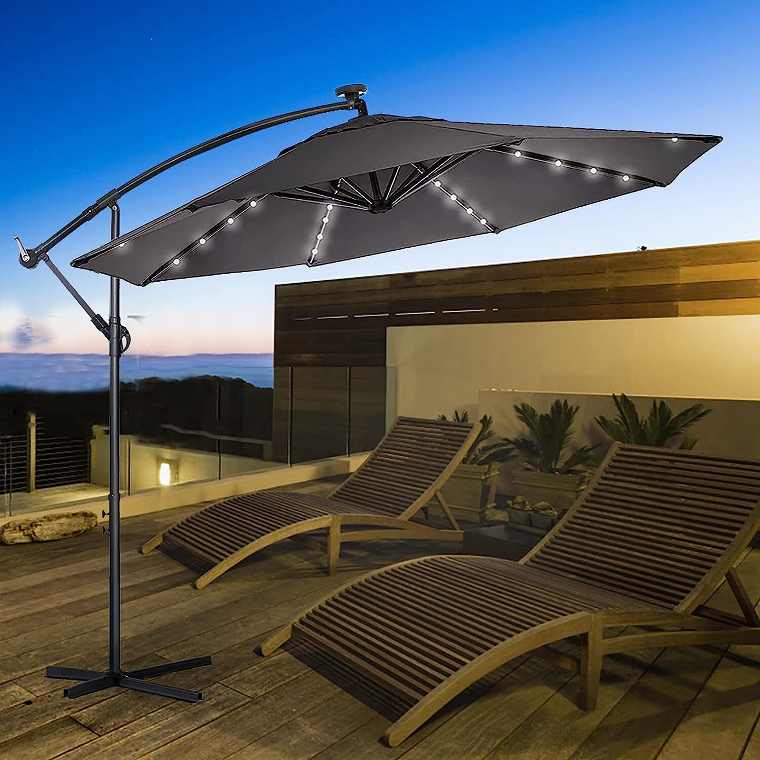 Parasol déporté protégeant une table sur une terrace