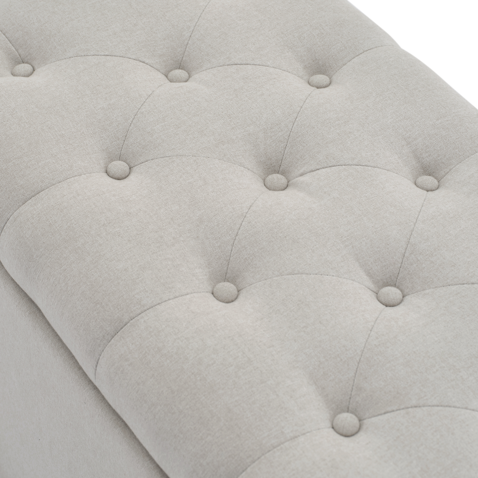 Détail de l'assise capitonnée avec boutons recouverts de lin