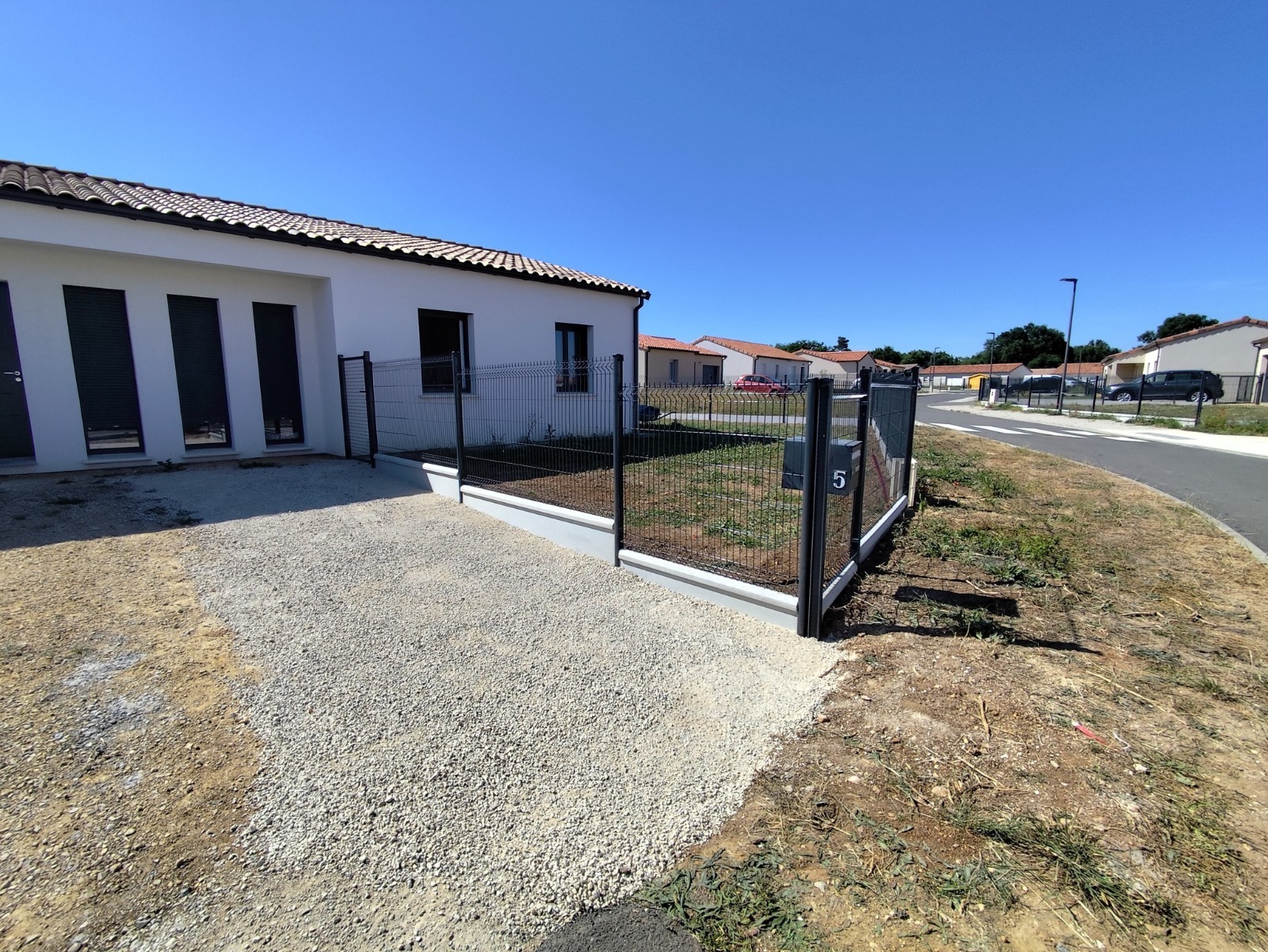 Clôture rigide anthracite + soubassements béton - Après