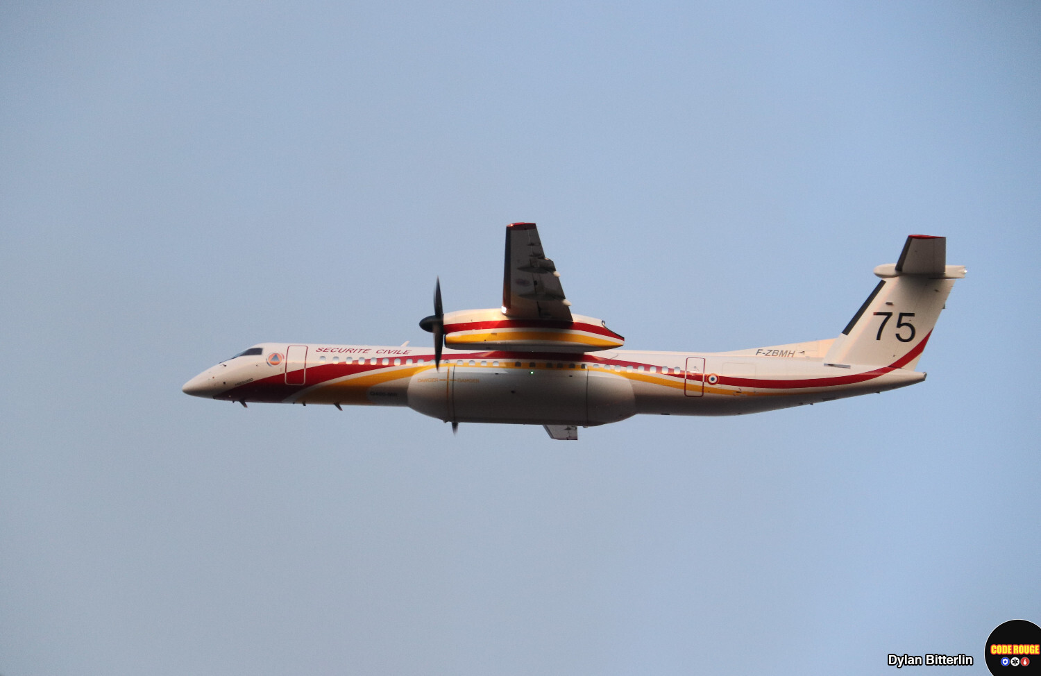 Un avion de la Sécurité civile en plein vol