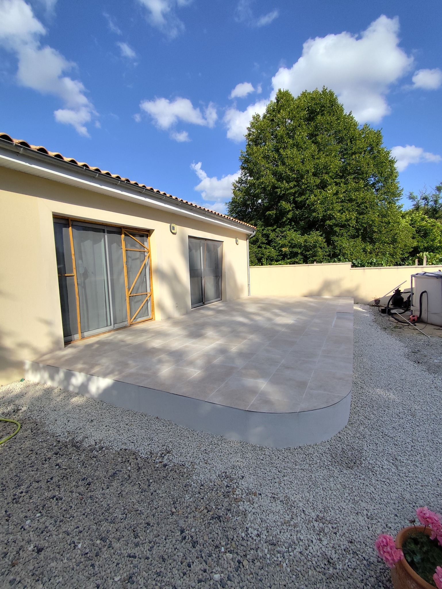 Terrasse béton + carrelage imitation pierre - Après