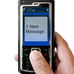 Une personne recevant un message sur son téléphone mobile