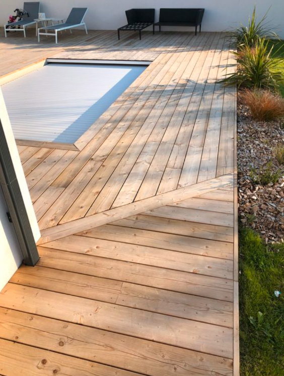 Terrasse bois autour d'une piscine