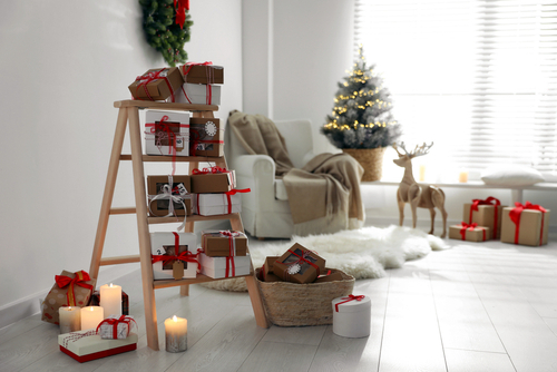 Support bois en forme d’escabeau, recouvert de décorations de Noël