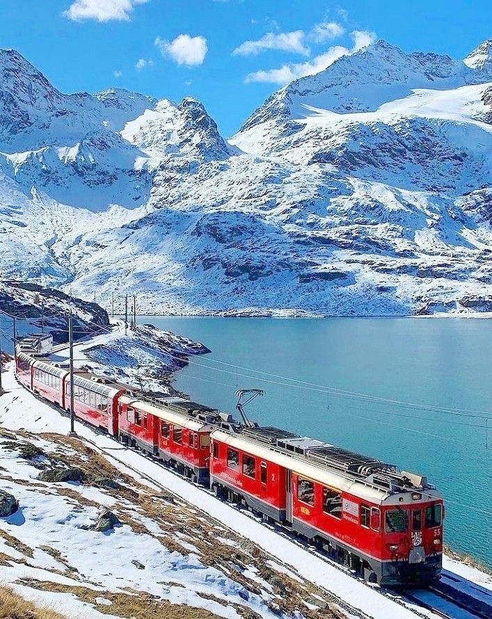 Train traversant les montagnes