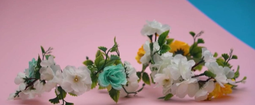 Des couronnes de fleurs