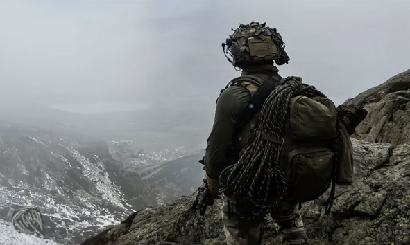 Soldat contemplant la vue